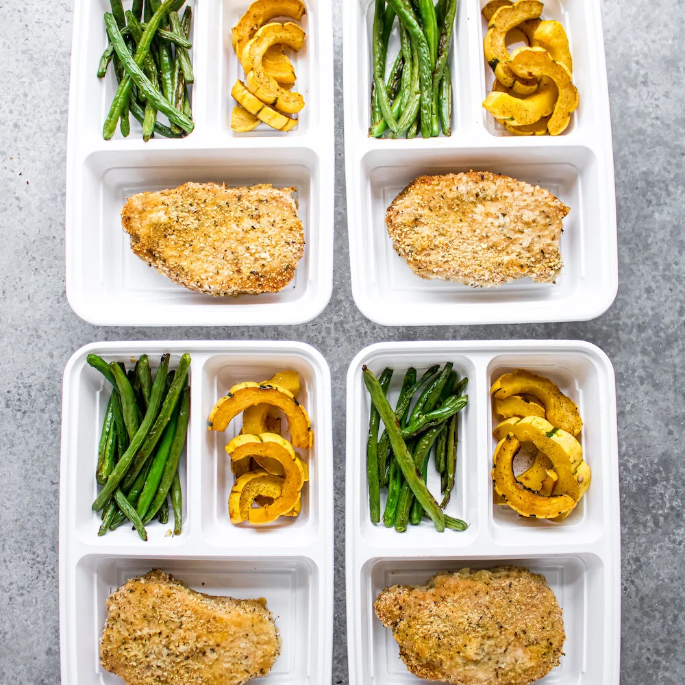 One-Pan Crispy Pork Chops and Roasted Vegetables Offer a Flavorful and Convenient Meal Prep Solution